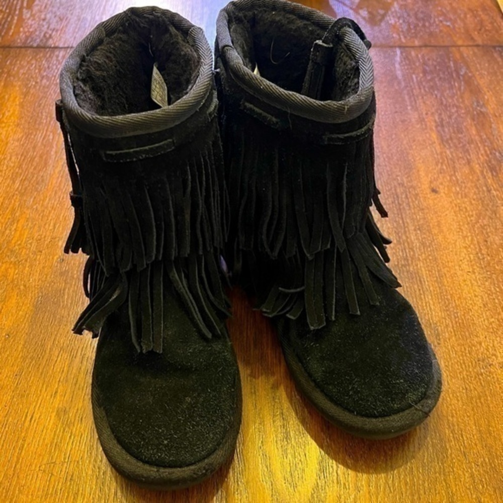 KOOLABURRA by UGG black suede leather fringe kids boots in GUC size 2 super cool